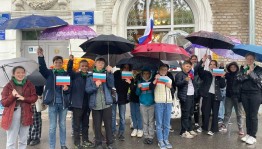 «Гордо реет российский флаг»