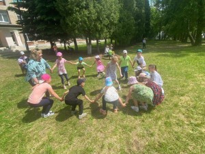 Игровая программа «Танцуем и поем, очень весело живем»