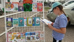 Книжная выставка «Книжные тропинки лета»