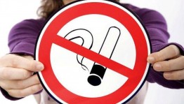 Три ступени, ведущие вниз. Уличная акция.