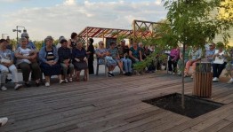 «Для тех, чью осень не покинула весна»