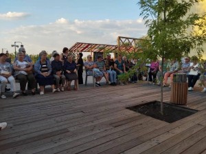 «Для тех, чью осень не покинула весна»