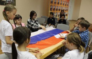 Тематический час «Три цвета красками сияют - в стране День флага...»