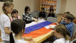 Тематический час «Три цвета красками сияют - в стране День флага...»