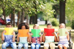 Литературная игра «С книжкой на скамейке»