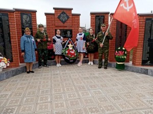 День памяти и скорби«Мой прадед герой»Возложение цветов к обелиску.