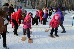 Развлекательная программа «Снежные разборки у новогодней елки».