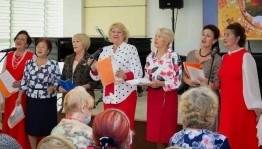 Праздничный литературно-музыкальный вечер «Славим возраст золотой»