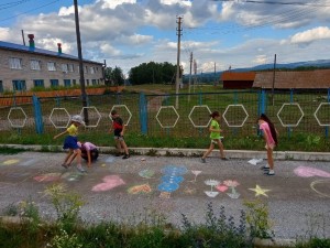 Конкурс рисунков на асфальте «Радужное лето»