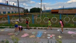 Конкурс рисунков на асфальте «Радужное лето»
