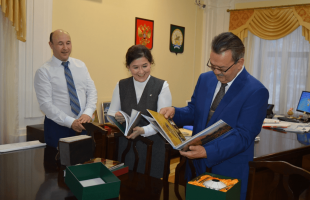 Амина Шафикова поздравила бывшего зампремьера Правительства РБ, министра культуры РБ Халяфа Ишмуратова с юбилеем
