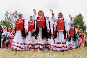 Гигантскую тюбетейку вышили участники «Сабантуй» в Магнитогорске