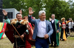 Гигантскую тюбетейку вышили участники «Сабантуй» в Магнитогорске