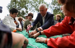 Гигантскую тюбетейку вышили участники «Сабантуй» в Магнитогорске