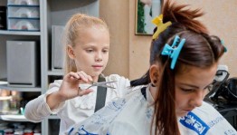 Юный парикмахер.