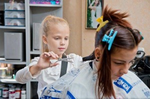 Юный парикмахер.