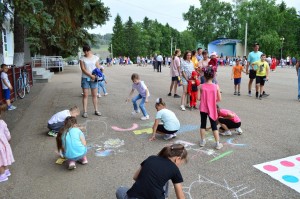 Конкурс рисунков на асфальте «Краски лета»