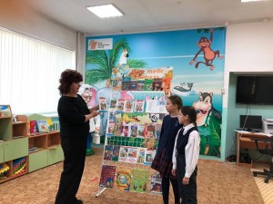 Книжная выставка-поздравление «Гордое имя – Учитель!»