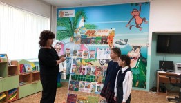 Книжная выставка-поздравление «Гордое имя – Учитель!»