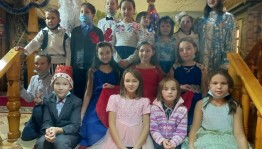 Познавательно-игровая программа «Новый год стучится в дверь»
