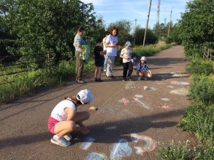 На детском сабантуе села Семилетка прошёл конкурс рисунков на асфальте «Улыбнись, Планета!»