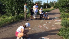 На детском сабантуе села Семилетка прошёл конкурс рисунков на асфальте «Улыбнись, Планета!»
