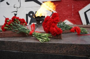 «Когда стою у вечного огня…»