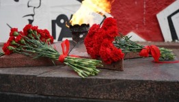 «Когда стою у вечного огня…»
