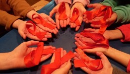 Акция «Красная ленточка #СТОПВИЧСПИД», приуроченную к Всемирному дню борьбы со СПИДом.