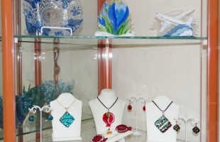 В Уфе открылась выставка работ в технике фьюзинг Элеоноры Сауниной «Волшебное стекло»