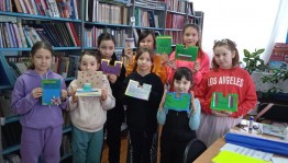 Поздравление у книжной выставки «День учителя – праздник прекрасный»