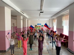 «Российский триколор - звучит гордо»