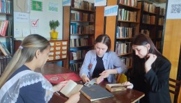 Литературный час «Он песни соткал из нежных слов»