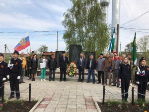 Митинг с возложением венков у обелиска «Многое забудется, такое - никогда»