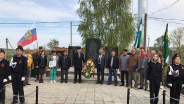 Митинг с возложением венков у обелиска «Многое забудется, такое - никогда»