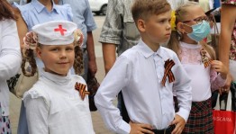На аллее перед уфимским парком Победы прошёл поэтический флешмоб «Уфа – город трудовой доблести»