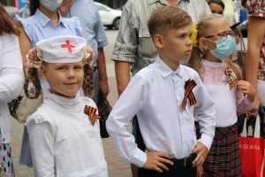 На аллее перед уфимским парком Победы прошёл поэтический флешмоб «Уфа – город трудовой доблести»