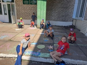 Конкурс рисунков на асфальте «Лето - наших улыбок»