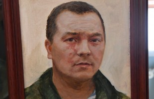 Юрий Сивачев подарил портреты сослуживцев по СВО Национальному музею Башкортостана