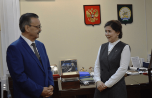 Амина Шафикова поздравила бывшего зампремьера Правительства РБ, министра культуры РБ Халяфа Ишмуратова с юбилеем