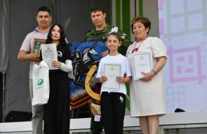 На фестивале «Айда играть» для бойцов СВО из Башкирии передали детские картины