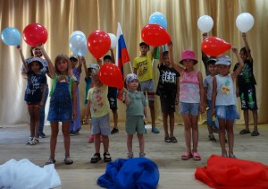 Познавательная программа «Три цвета красками сияют – в стране День флага отмечают!»