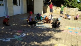 Конкурс детских рисунков на асфальте «Как прекрасен этот мир»