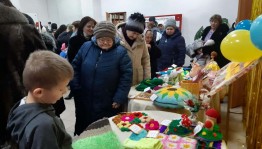 Выставка рукоделия «Умелые руки наших мам и бабушек»