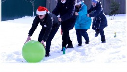 Спортивное соревнование «Веселые старты под елкой»