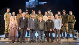 Азат Бадранов посетил спектакль о СВО и отметил важность поддержки современных героев