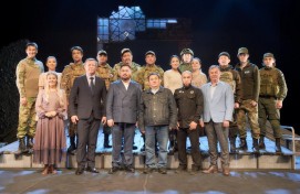 Азат Бадранов посетил спектакль о СВО и отметил важность поддержки современных героев