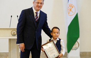 Радий Хабиров вручил государственные награды в честь 101-летия Мустая Карима