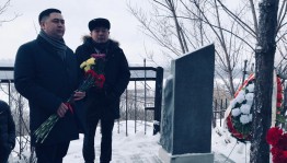 Participants laid flowers at Rami Garipov’s grave