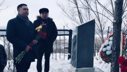 Возложили цветы к могиле поэта Рами Гарипова